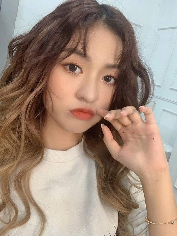 "Dẹo thì cũng dẹo vừa phải thôi, dẹo gì mà người ta coi xong cái clip là thấy gớm. Trên đời ai cũng bình thường mà riêng "trứng rán cần mỡ" là Ngân không ưa xíu nào" - hot girl Ngân 98 thẳng thắn cho biết.