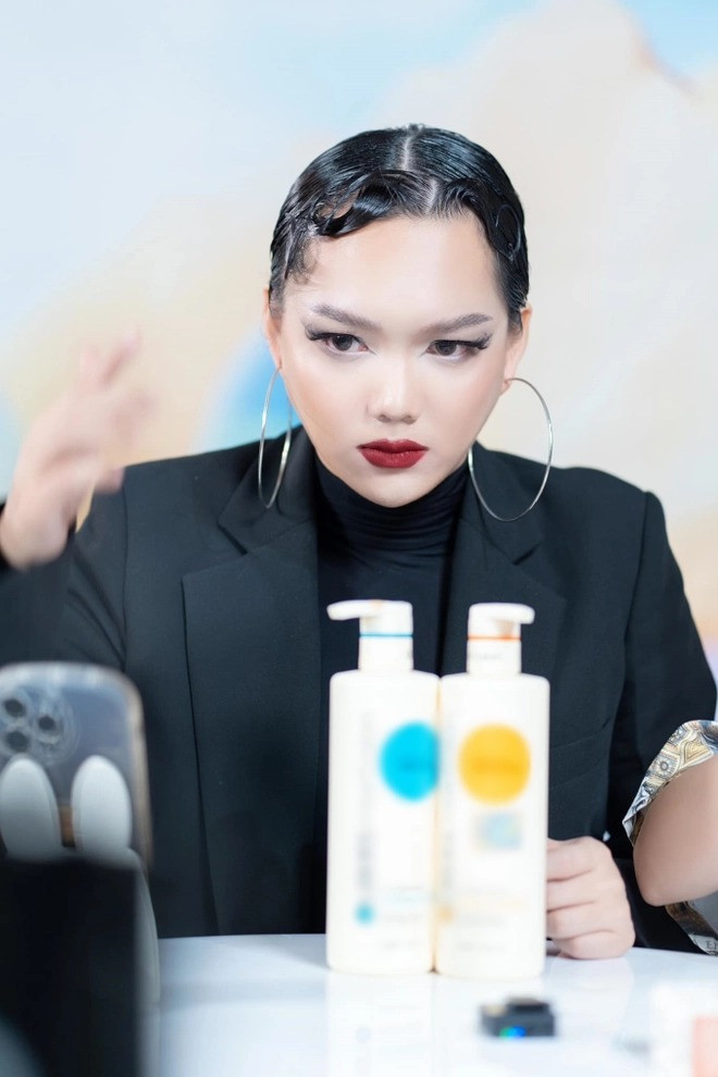 Phạm Thoại cũng là cái tên được nhiều người nhắc đến khi nhắc đến cụm từ "chiến thần livestream". Tuy nhiên, tai tiếng của Tiktoker này cũng tỉ lệ thuận với doanh số bán hàng được anh công bố. Phốt về Phạm Thoại có thể kể đến việc anh từng bị đại diện 1 nhãn hàng tố bỏ ra 220 triệu đồng thuê anh livestream nhưng thu về chỉ 20 triệu đồng với hơn 100 đơn hàng.