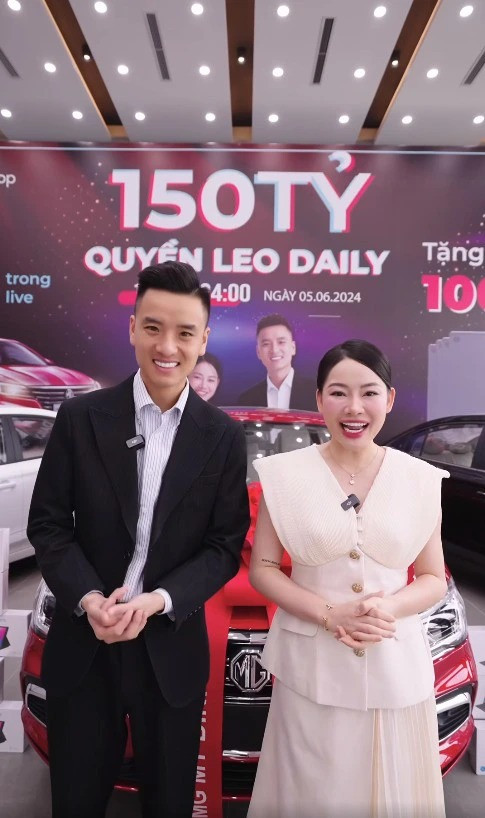 Quyền Leo Daily (Lã Quốc Quyền và Nguyễn Lan Anh - thường gọi là Leo) từng là cái tên gây chú ý nhất nhì MXH với những phiên livestream có doanh thu lên đến cả trăm tỷ đồng. Tuy nhiên đến gần đây, cái tên này không còn giữ được sức hút như trước, không còn những phiên live "mega sale triệu đô", cũng chẳng còn những lần ăn mừng đạt doanh số bắn pháo tưng bừng. Có lẽ việc "im hơi lặng tiếng" này kể từ sau phiên live 40 tiếng không đạt kì vọng vào đầu tháng 6, cùng loạt phốt nhỏ phốt to đến từ phía khách hàng.