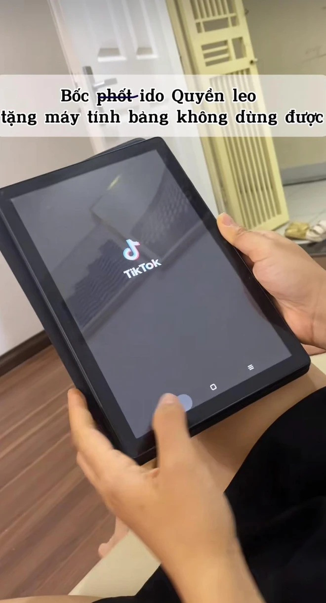 Trong những phiên livestream, nhằm mục đích thu hút người xem, Quyền Leo thường đưa ra 1 số phần quà cho khách hàng, ví dụ như một chiếc máy tính bảng là phần quà được Tiktoker này hứa tặng khi bán các sản phẩm công nghệ. Tuy nhiên, một nữ TikToker đăng tải video "bóc phốt" quà tặng của vợ chồng Quyền Leo Daily là chiếc máy tính bảng không thể dùng được.