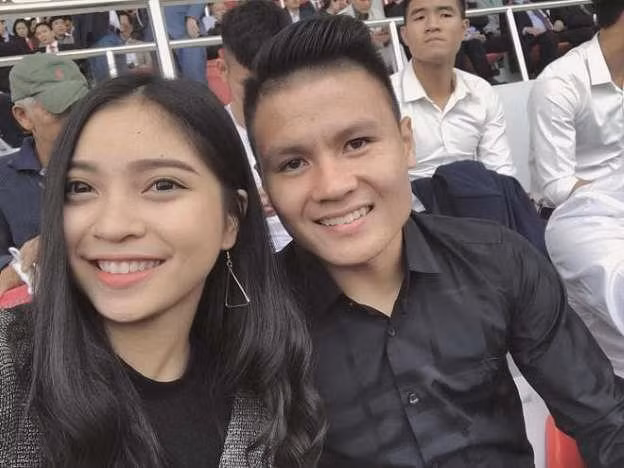 Gần đây, Nhật Lê đã livestream trên trang cá nhân để trò chuyện với NHM. Cô trả lời mọi bình luận mà fans đặt ra nhưng đặc biệt những câu hỏi liên quan tới cầu thủ Quang Hải, cô vờ như không thấy mặc dù được mọi người nhắc đi nhắc lại khá nhiều lần.