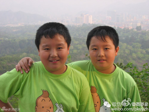 Hai anh em đặc biệt nổi tiếng trên mạng sau khi chia sẻ những bức ảnh ngày bé của mình. Theo đó, hai anh em từng khá mập mạp và không mấy điển trai như hiện tại.