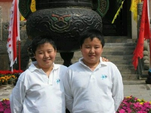 Trước đây, hai anh em nặng khoảng 85kg, thành tích học tập thường thường bậc trung.