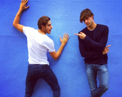 Không chỉ làm việc cùng nhau, ngoài đời, hai anh em cũng có nhiều bạn chung và rất thân thiết.