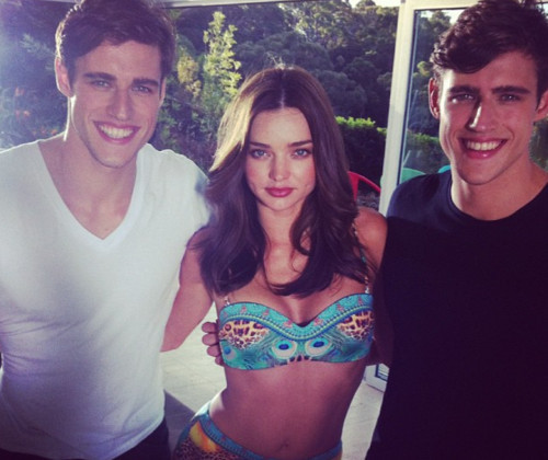 Bức ảnh hai chàng trai hoàn hảo bên cạnh người mẫu nội y Victoria's Secret - Miranda Kerr từng gây chú ý cộng đồng mạng.