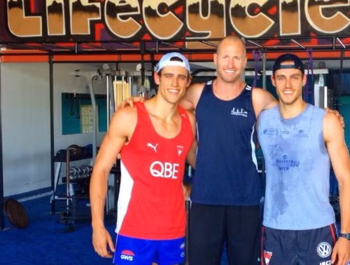 Để có được vẻ ngoài như hiện nay, cặp song sinh điển trai đã phải tập luyện hết sức vất vả trong nhiều năm liền.