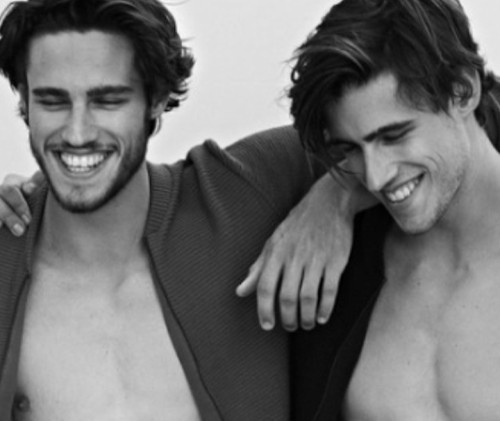 Nhiều cư dân mạng và các trang tin đồng loạt chia sẻ loạt ảnh về hai chàng trai với nhiều lời tán dương.