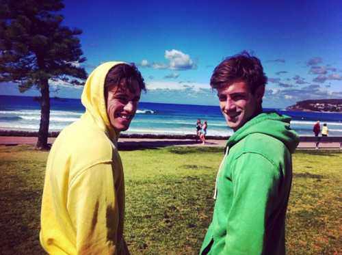 Dù mặc các bộ đồ thường ngày, cặp song sinh đẹp trai vẫn khiến mọi người thích thú.