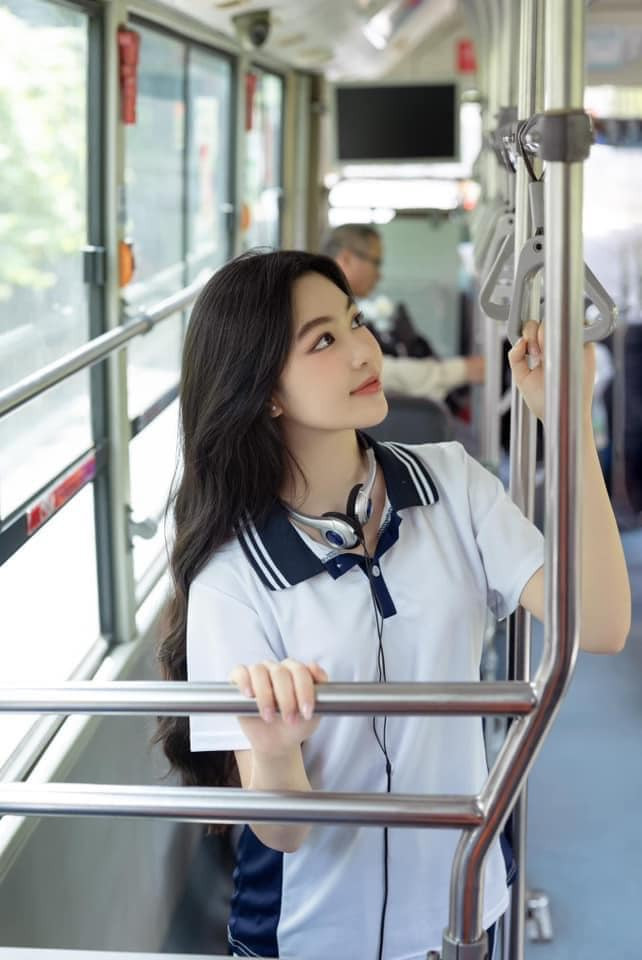 vThảo Linh học giỏi, thích đọc sách, đam mê cả âm nhạc và hội họa.