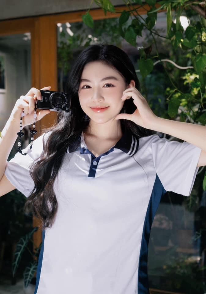 Theo chia sẻ của vợ chồng MC Quyền Linh, Lọ Lem từ bé đã là cô gái giàu tình cảm, yêu thương gia đình và dành sự quan tâm cho mọi người. Đặc biệt, Lọ Lem trưởng thành hơn tuổi, luôn che chở, bênh vực em gái Hạt Dẻ.