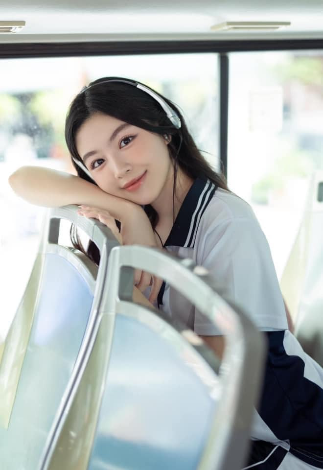 Đôi mắt trong veo, làn da trắng hồng, đôi môi chúm chím cùng nụ cười ngọt ngào, Lọ Lem xuất hiện như hình tượng "ánh trăng sáng" trong lòng các nam sinh được miêu tả trong những áng văn ngôn tình.