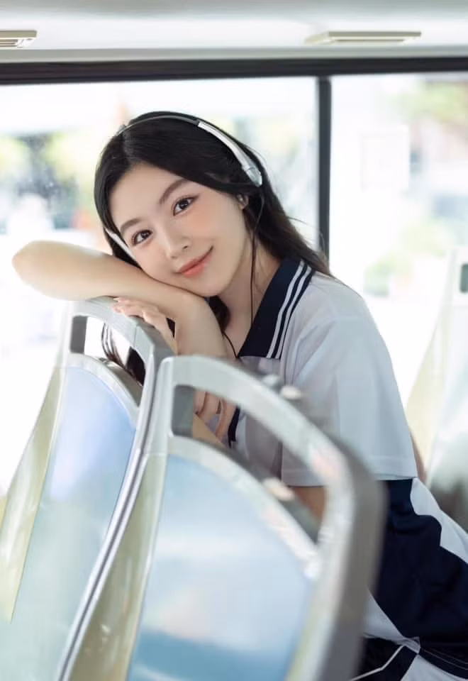 Đôi mắt trong veo, làn da trắng hồng, đôi môi chúm chím cùng nụ cười ngọt ngào, Lọ Lem xuất hiện như hình tượng "ánh trăng sáng" trong lòng các nam sinh được miêu tả trong những áng văn ngôn tình.