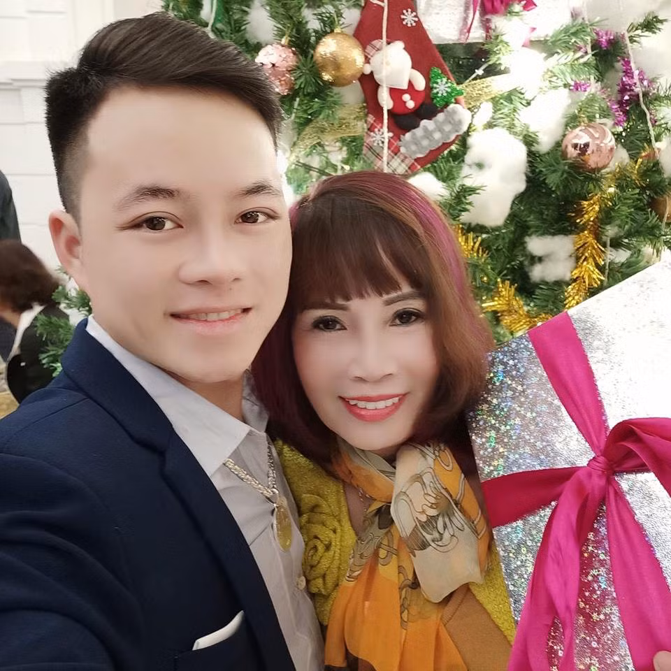 Co dau 62 tuoi di chup lai anh cuoi, dan mang to chieu tro lam lo