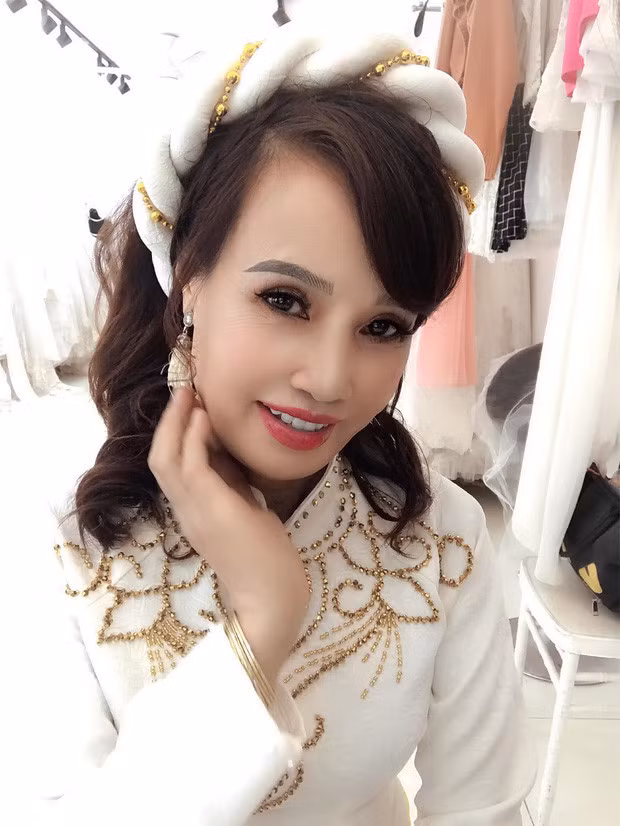 Theo đó, nhân dịp sinh nhật cháu gái, vợ chồng Thu Sao - Hoa Cương quyết định tới phim trường thực hiện một bộ ảnh cưới để kỷ niệm 1 năm chính thức về chung một nhà.