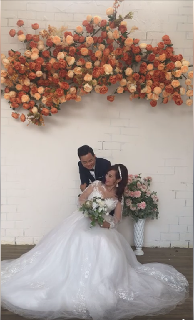 "Trông kệch cỡm kinh khủng. Trước là cưới, giờ là hâm nóng tình cảm rồi mấy năm nữa tuyên bố ly hôn và quay lại để gây chú ý cho mà xem. Mình không hiểu tại sao các bạn lại ủng hộ và cho rằng tình yêu này là đẹp nữa" - Facebooker T.A bình luận.