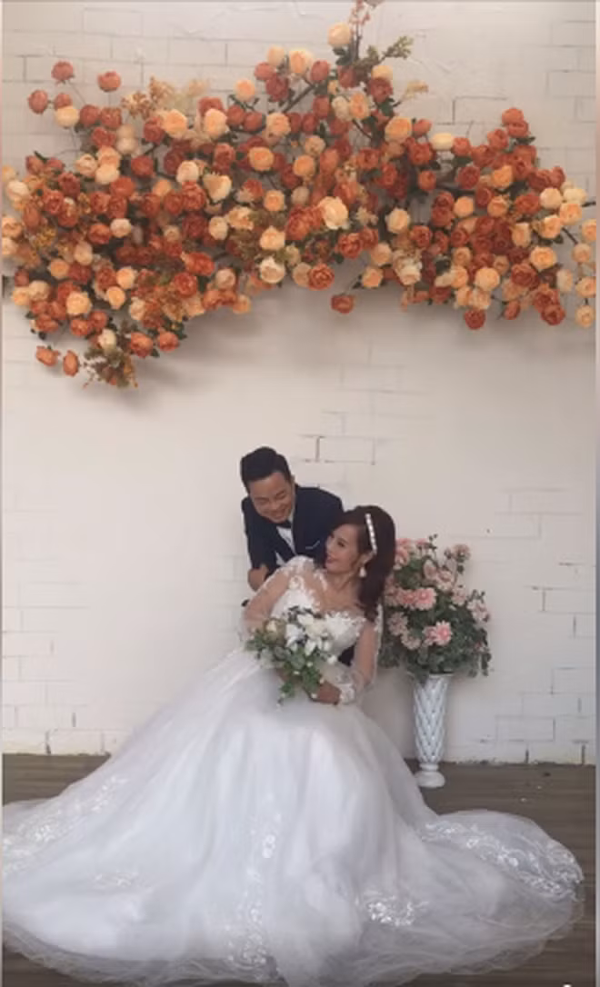 "Trông kệch cỡm kinh khủng. Trước là cưới, giờ là hâm nóng tình cảm rồi mấy năm nữa tuyên bố ly hôn và quay lại để gây chú ý cho mà xem. Mình không hiểu tại sao các bạn lại ủng hộ và cho rằng tình yêu này là đẹp nữa" - Facebooker T.A bình luận.