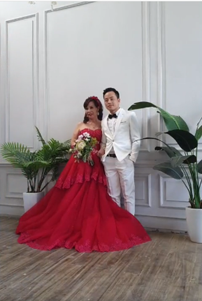 Cả hai tự tin tạo dáng tình tứ trước ống kính, nhiều người cũng cho rằng cô dâu 62 tuổi trẻ trung hơn nhiều so với tuổi thật. Sánh vai cùng người chồng kém tuổi, Thu Sao vẫn e ấp, ngại ngùng như thiếu nữ.