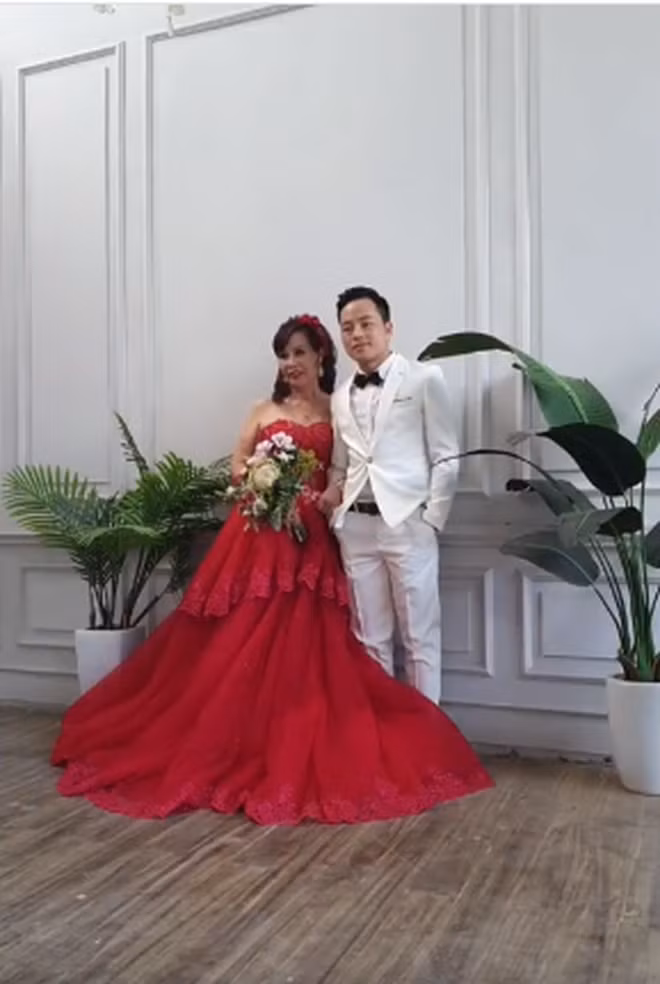 Cả hai tự tin tạo dáng tình tứ trước ống kính, nhiều người cũng cho rằng cô dâu 62 tuổi trẻ trung hơn nhiều so với tuổi thật. Sánh vai cùng người chồng kém tuổi, Thu Sao vẫn e ấp, ngại ngùng như thiếu nữ.