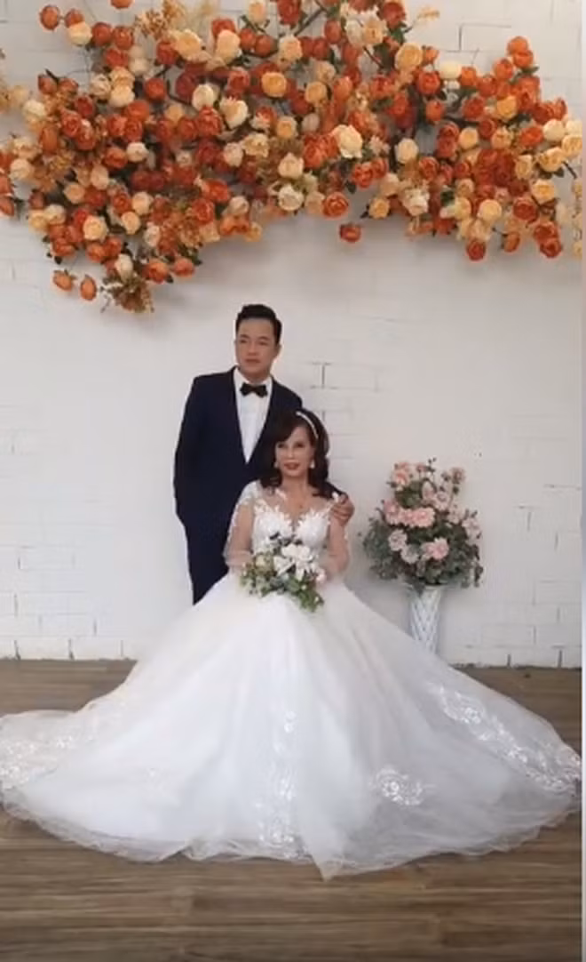 "Cặp đũa lệch" này là minh chứng rõ ràng nhất cho việc tình yêu không hề quan trọng tuổi tác và chỉ nghe theo sự mách bảo của con tim và ai cũng có quyền hạnh phúc.