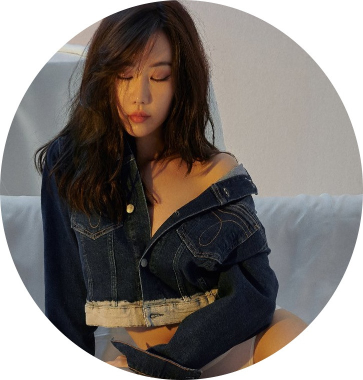  Min là nữ ca sĩ Việt sở hữu vóc dáng quyến rũ, gợi cảm nhất trong làng showbiz Việt, cô nàng thường xuyên đăng tải nhiều hình ảnh khoe body "chất như nước cất" của mình lên MXH.