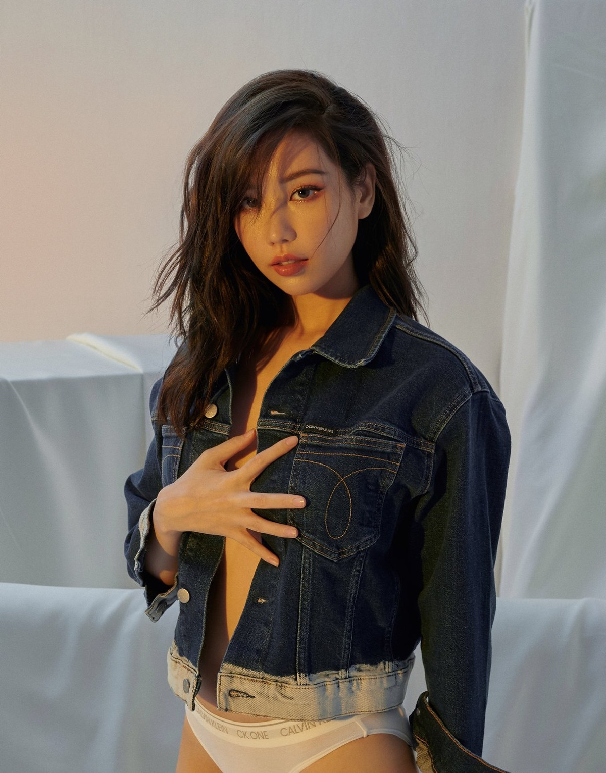 Mới đây, Min đã tung loạt ảnh "lột xác" khi diện nội y phô diễn trọn 3 vòng gợi cảm của mình, dân tình được dịp trầm trồ khen ngợi vì quá xuất sắc.