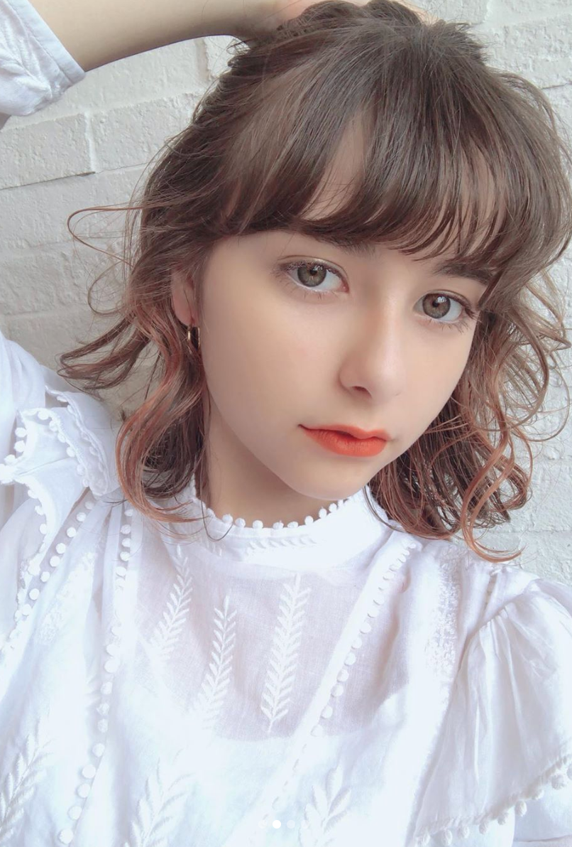 Không chỉ làm mẫu ảnh, cô bé Lina Arashi còn sản xuất các video nói về cách sống để đăng tải lên mạng xã hội và kinh doanh thời trang.