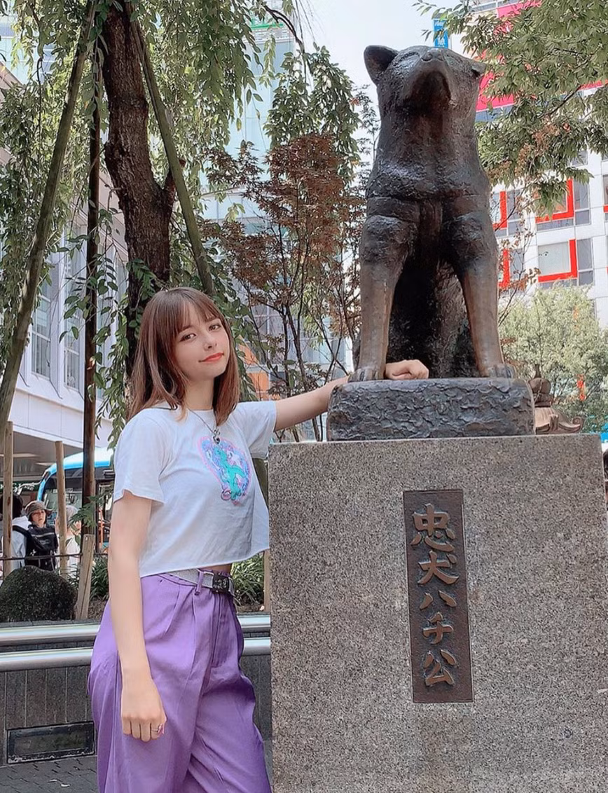 Hot girl 15 tuổi đang là người mẫu độc quyền của công ty Tencarat Plume, Nhật Bản. Cô thường xuyên xuất trên trên các tạp chí như Cyan, Young Gangan,....