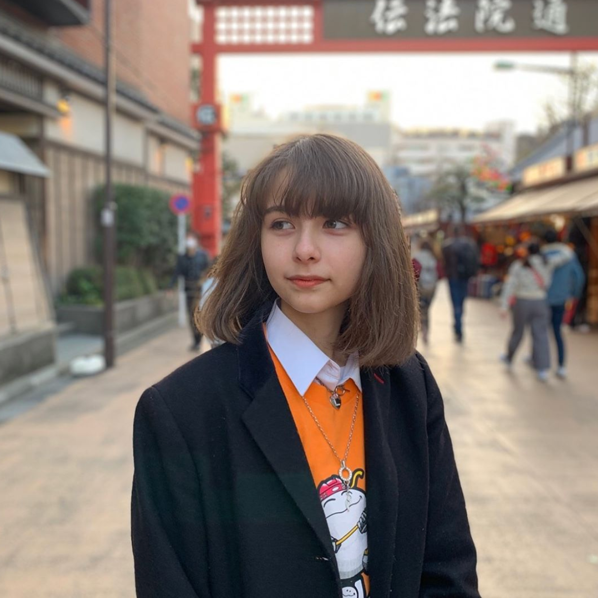 Mặc dù là gương mặt quen thuộc của các tạp chí sexy nhưng ngoài đời, Lina Arashi rất dễ thương, cô nàng ăn mặc đúng với số tuổi của mình và ít khi make-up đậm.