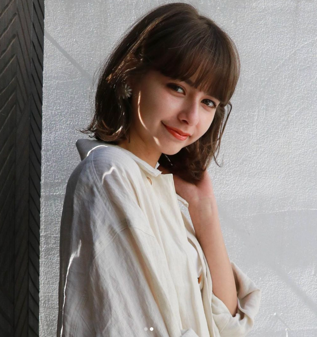 Mang vẻ đẹp hài hoà giữa nét đẹp Châu Á và Châu Âu, hot girl Lina Arashi sở hữu đôi mắt to tròn màu xám như búp bê Nga, mũi cao, môi mỏng và nước da trắng sứ khiến dân mạng "phát cuồng".