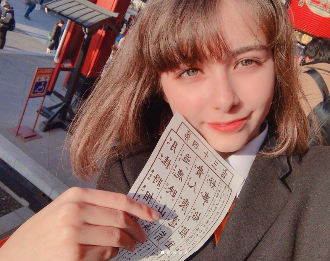 Với khuôn mặt cực kỳ xinh đẹp, hot girl lai Lina Arashi là mẫu ảnh rất được săn đón tại Nhật Bản dù mới 15 tuổi. Cô bạn mang trong mình 5 dòng máu: Đức, Nhật, Nga, Iran, Iraq.