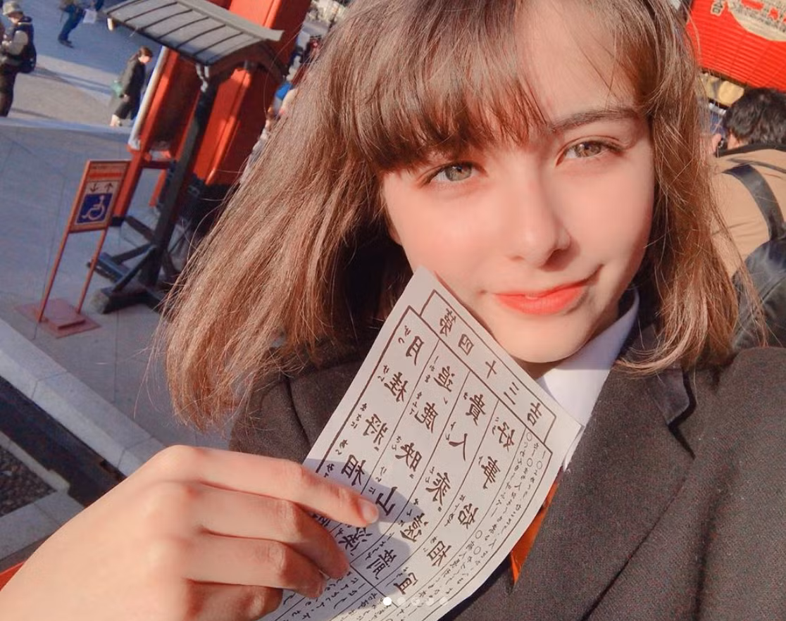 Với khuôn mặt cực kỳ xinh đẹp, hot girl lai Lina Arashi là mẫu ảnh rất được săn đón tại Nhật Bản dù mới 15 tuổi. Cô bạn mang trong mình 5 dòng máu: Đức, Nhật, Nga, Iran, Iraq.