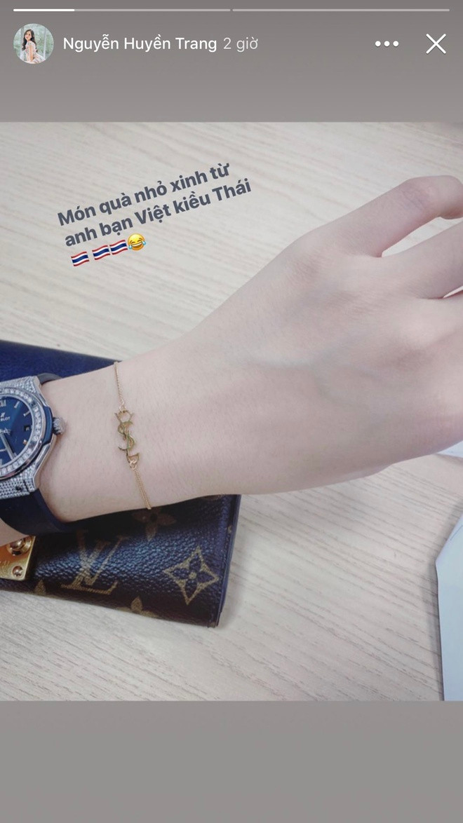 Trước khi chia tay đội tuyển U23 Việt Nam để về nước, Trọng Đại không quên đi mua sắm, mang quà về tặng người yêu. Món quà nhỏ được Huyền Trang hạnh phúc khoe trên trang cá nhân kèm dòng trạng thái: "Món quà nhỏ xinh từ anh bạn Việt kiều Thái".