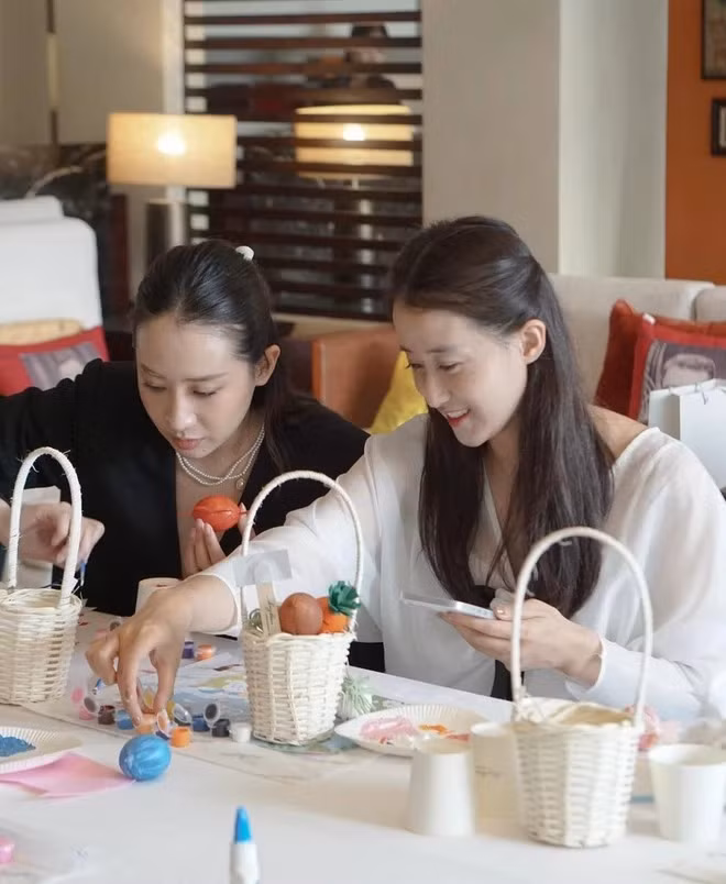 Cô được biết đến nhiều hơn thông qua tham gia chương trình "người ấy là ai" mùa 3.