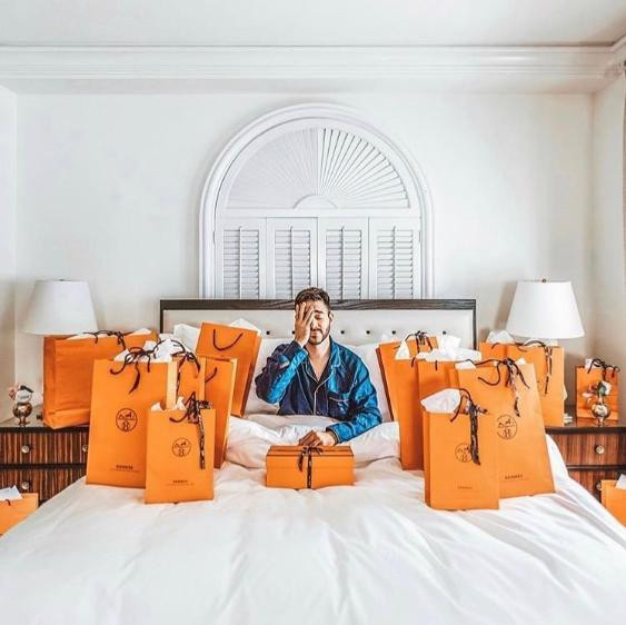 Ngủ trong nhung lụa là có thật. Khắp nơi đều là túi đựng đồ của thương hiệu khiến ai nhìn cũng phải phát mê.