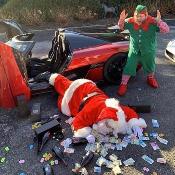 Ông gia Noel phát quà kiểu Rich Kids với đầy tiền và rượu. Không cưỡi tuần lộc như truyện, ông già giàu có cưỡi siêu xe khiến ai nhìn cũng phát mê.