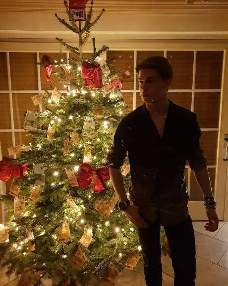 Trang trí Noel kiểu hoa lá cành đã xưa rồi, trang trí bằng tiền mới thể hiện được sự đẳng cấp.