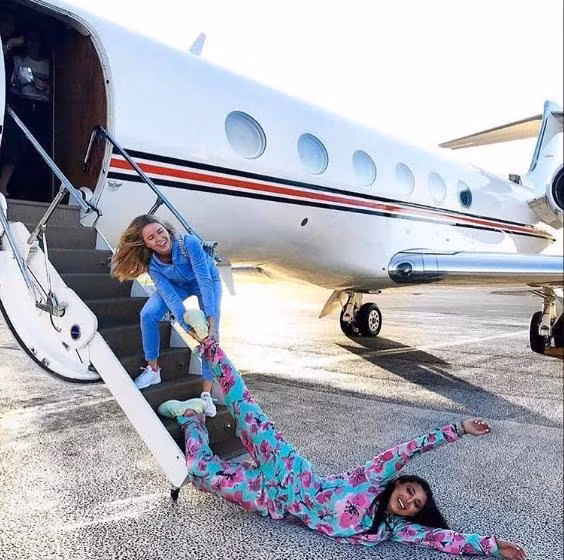 Trend "ngã nhào ra đất" được hội con nhà giàu yêu thích bởi vừa hay ho lại khoe được gia thế khủng.