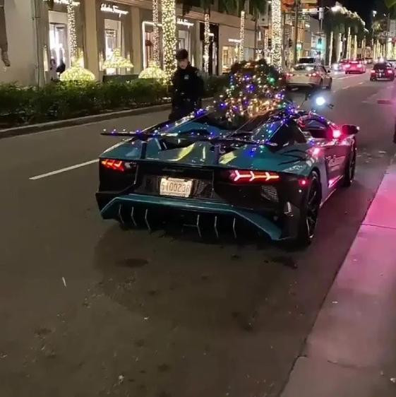 Siêu xe đối với hội Rich Kids cũng chỉ để chở cây thông Noel mà thôi.