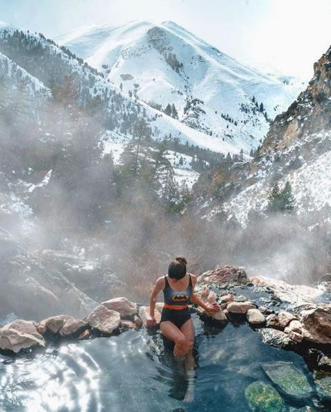 Không biết cô tiểu thư con nhà giàu này phải bỏ bao nhiêu tiền cho trải nghiệm tắm hồ trên núi mà có view cực đỉnh thế này.