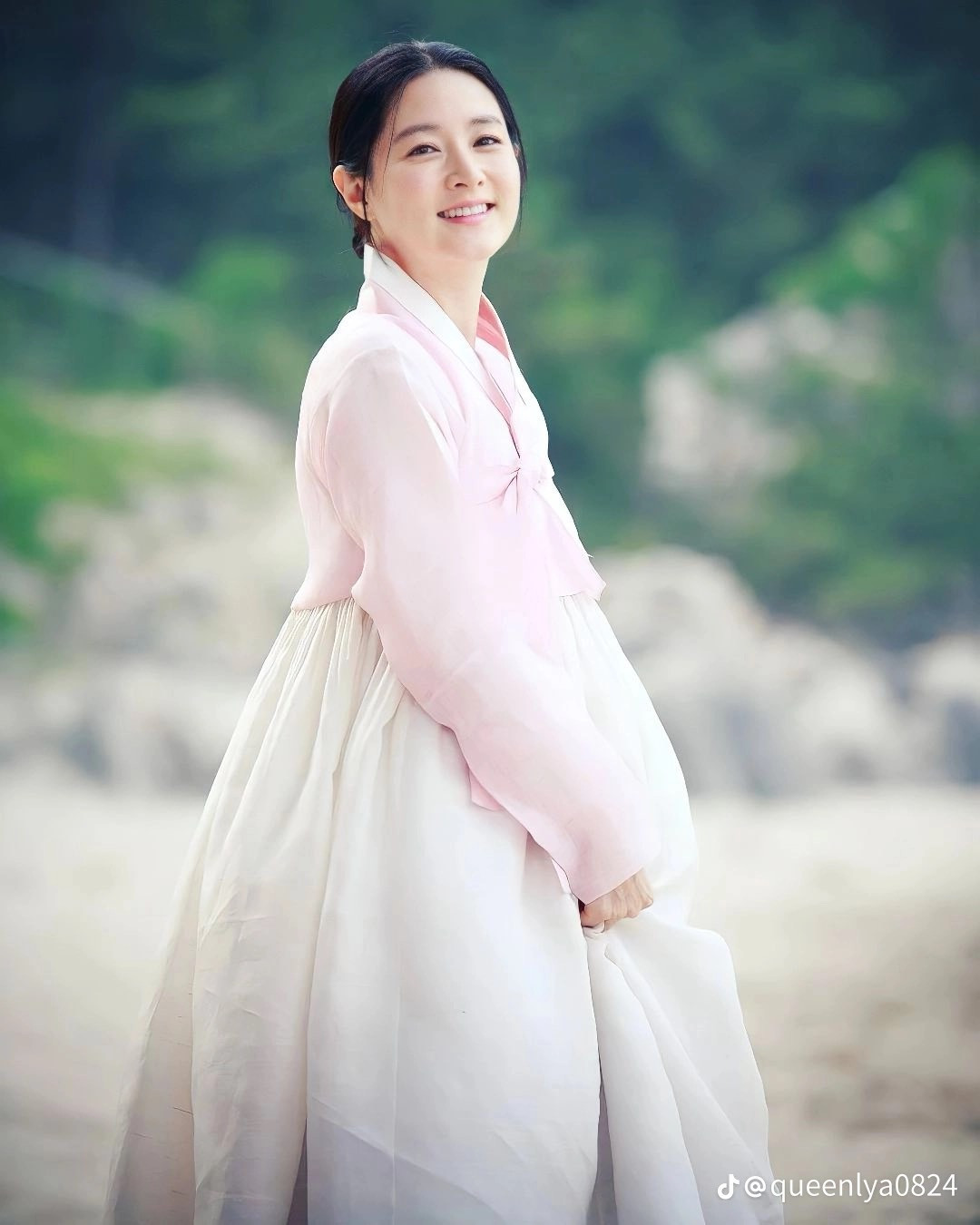 Với vai diễn hóa thân thành nàng Dae Jang Geum, Lee Young Ae được ca tụng là "Quốc bảo" của xứ sở kim chi.