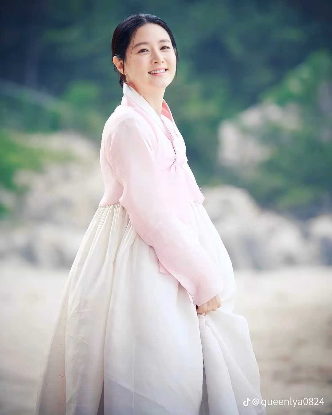 Với vai diễn hóa thân thành nàng Dae Jang Geum, Lee Young Ae được ca tụng là "Quốc bảo" của xứ sở kim chi.
