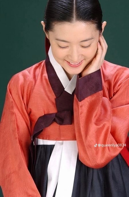 Lee Young Ae thời điểm 2003 sở hữu nhan sắc ngọt ngào, chính nhờ vai diễn này cô đã thu hút được rất nhiều fan không chỉ ở Hàn mà còn ở khắp châu Á.