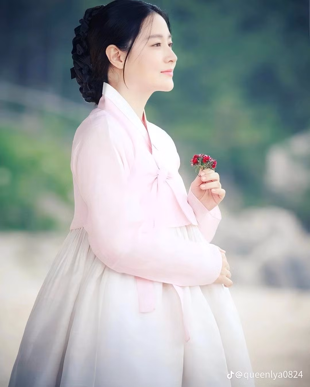 Lee Young Ae kết hôn vào năm 2009 cùng doanh nhân giàu có Jung Ho Young và hiện có hai thiên thần nhỏ.