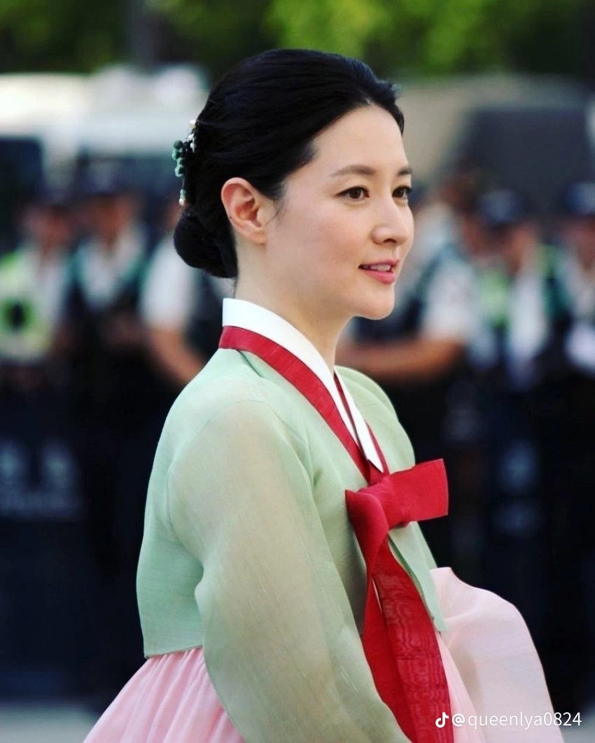 Sở hữu gương mặt thánh thiện cùng lối diễn tự nhiên, Lee Young Ae được “chọn mặt gửi vàng” cho vai diễn Dae Jang Geum.