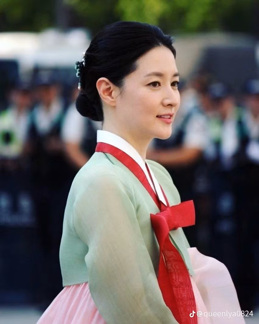 Sở hữu gương mặt thánh thiện cùng lối diễn tự nhiên, Lee Young Ae được “chọn mặt gửi vàng” cho vai diễn Dae Jang Geum.