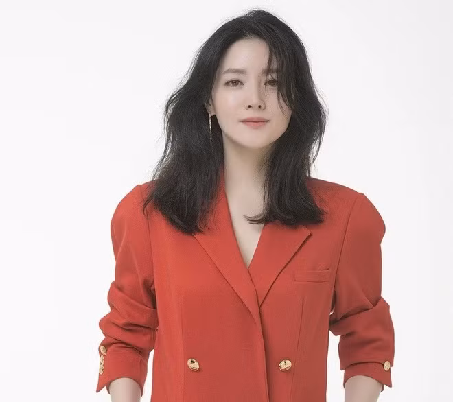 Ở lứa tuổi ngoại 50, nữ minh tinh vẫn giữ được nhan sắc cực sắc sảo. Nhiều fan nhận xét rằng cô đã bị thời gian bỏ quên vì vẻ ngoài trẻ trung hơn so với tuổi rất nhiều.