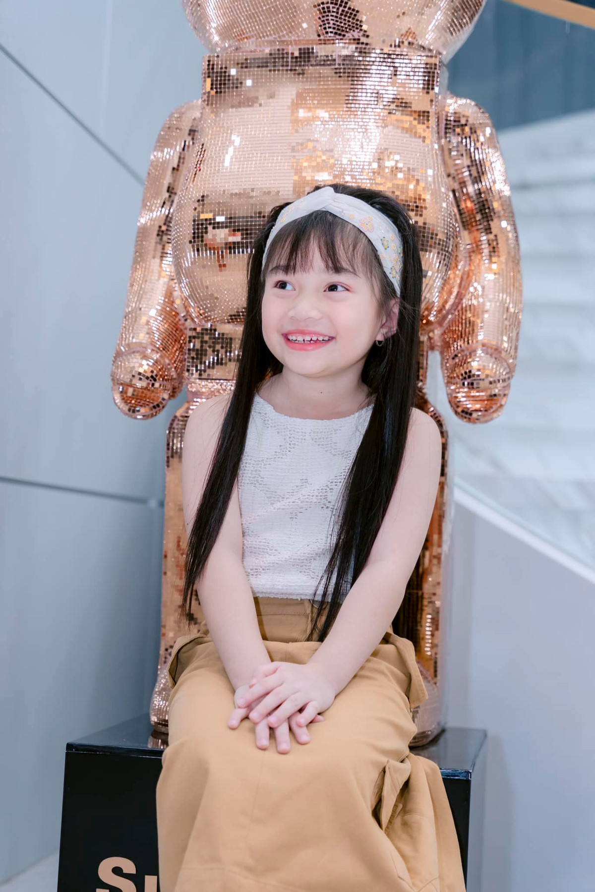 Netizen cũng cho rằng cô bé được di truyền tính cách cởi mở từ ba của mình.