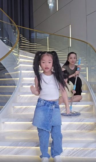 Mới đây, Lê Dương Bảo Lâm đăng tải đoạn video cô con gái đầu của mình nhảy theo nhạc khiến nhiều người không khỏi ngạc nhiên. Dù chỉ mới 6 tuổi, các động tác của cô bé đều vô cùng dứt khoát và chuyên nghiệp.