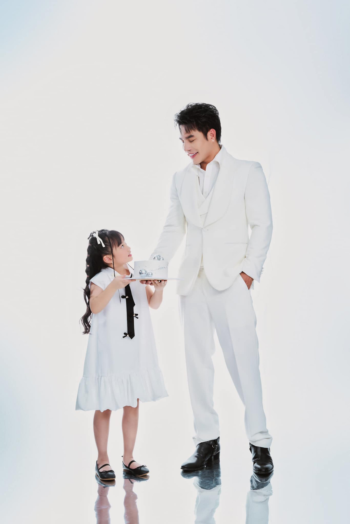 Con gái đầu của Lê Dương Bảo Lâm lên 6 tuổi, trong những hình ảnh xuất hiện cùng ba, bé Bảo Nhi cho thấy mình là cô bé lém lỉnh, xinh xắn, hiếu động.