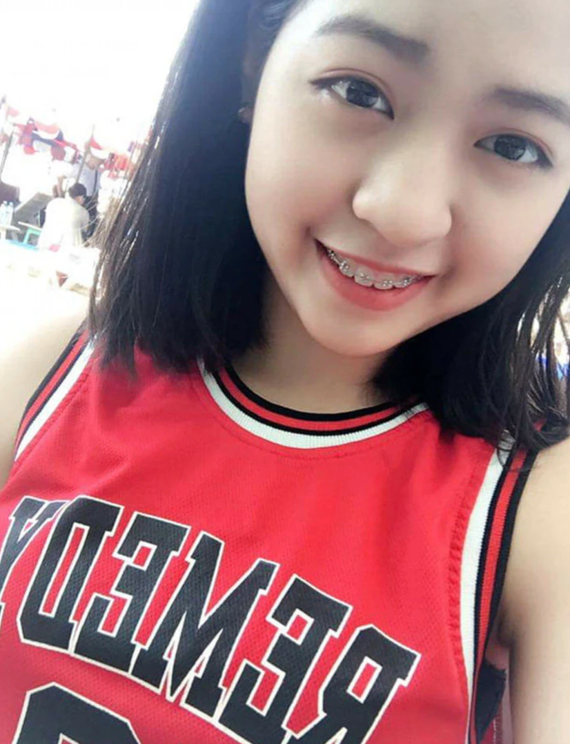 Không chấp nhận được cách giải thích như vậy, hot girl "bắp cần bơ" Trần Thanh Tâm lại trở thành chủ đề chỉ trích của dân mạng. Đồng thời, rất nhiều tấm ảnh hồi nhỏ đến khi dậy thì được tìm ra, làm bằng chứng cho việc khuôn mặt của cô nàng vốn dĩ đã to và thô chứ không ai rảnh rỗi đến mức hãm hại.